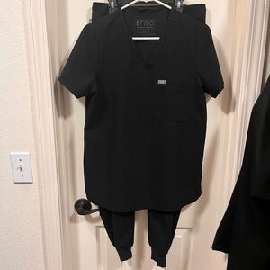 Figs, joggers and top, size small